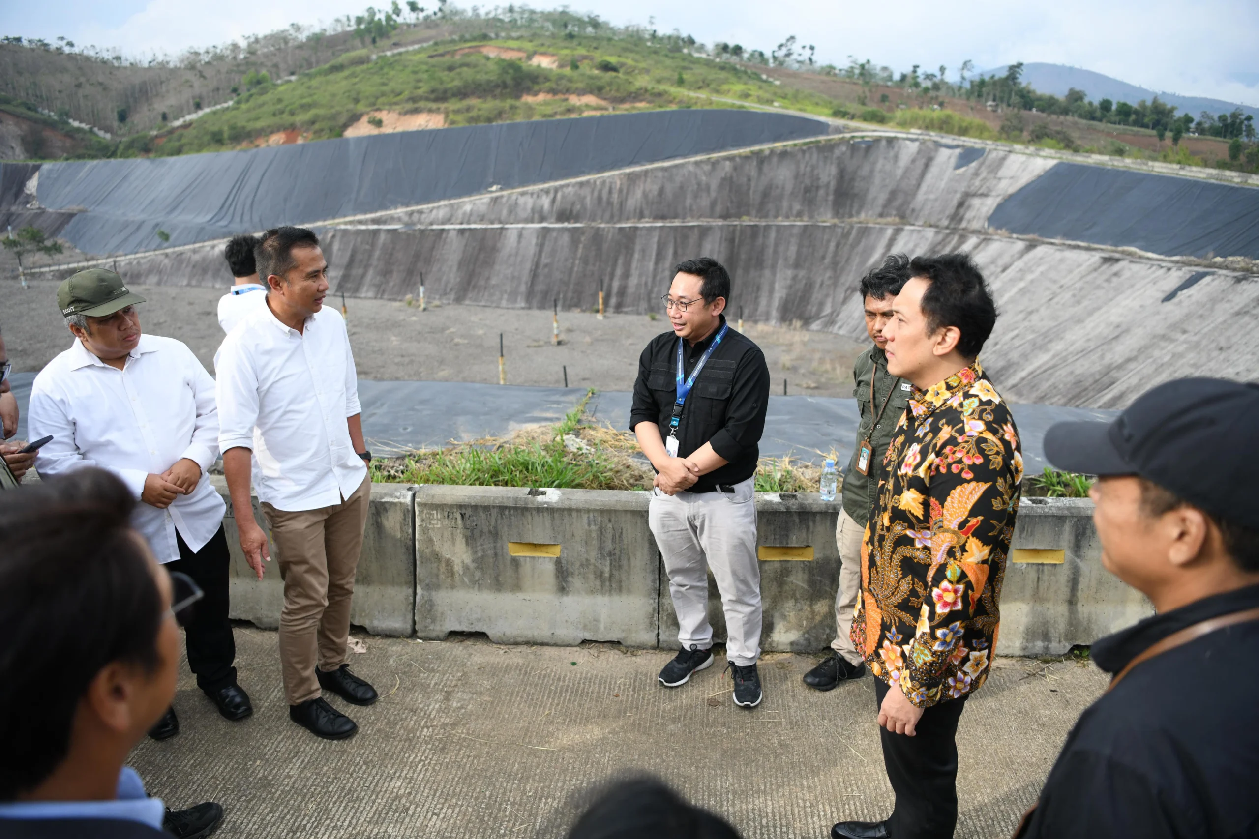 Ist. Pemprov Jabar dan Kementrian LH saat tinjau TPPAS Regional Legok Nangka. Dok. Pemprov Jabar.