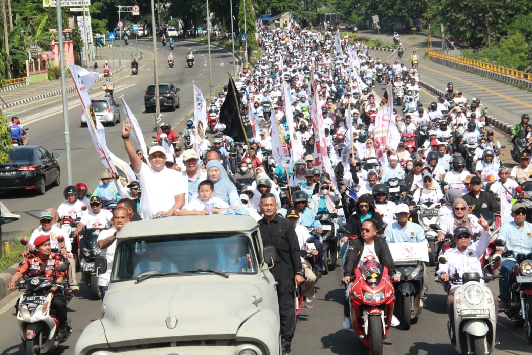 Kampanye Terakhir, Cabup Bogor Rudy Susmanto Diarak Ribuan Relawan Menuju Sentul