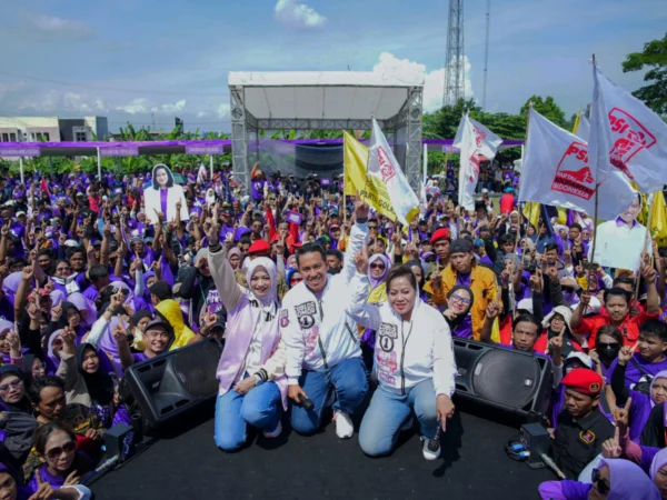 Ribuan warga tumpah ruah mengikuti kampanye akbar Pasangan Calon Wali Kota dan Wakil Wali Kota Bogor, Nomor Urut 1, Sendi Fardiansyah dan Melli Darsa di Lapangan Exit Tol Tanah Baru, Bogor Utara, Sabtu (23/11). (Yudha Prananda / Jabar Ekspres)