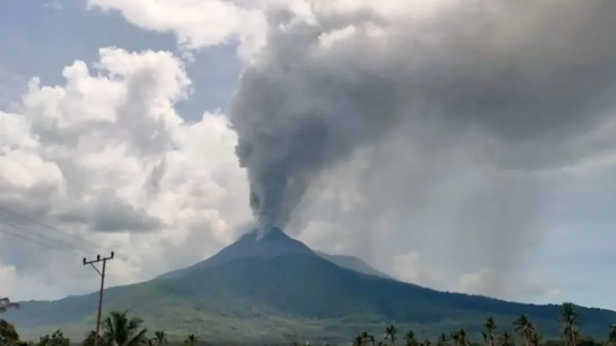 5 Bandara di NTT Ditutup Sementara Imbas dari Gunung Lewotobi Meletus, Status Ditetapkan Pada Level ‘Awas’