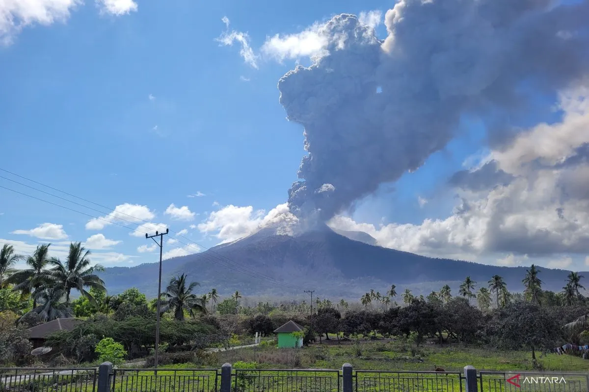 Gunung Lewotobi Laki-Laki di Flores Timur Kembali Erupsi, Kolom Abu Mencapai 5000 Meter, Para Pengungsi Alami Krisis Air Bersih