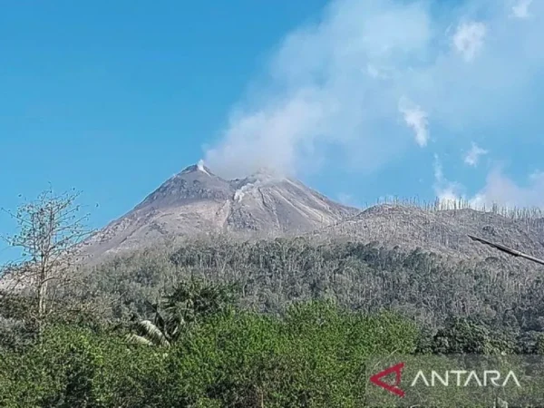 Gunung Lewotobi Kembali Erupsi, Lontarkan Abu Vulkanik dan Hujan Batu di Flores Timur