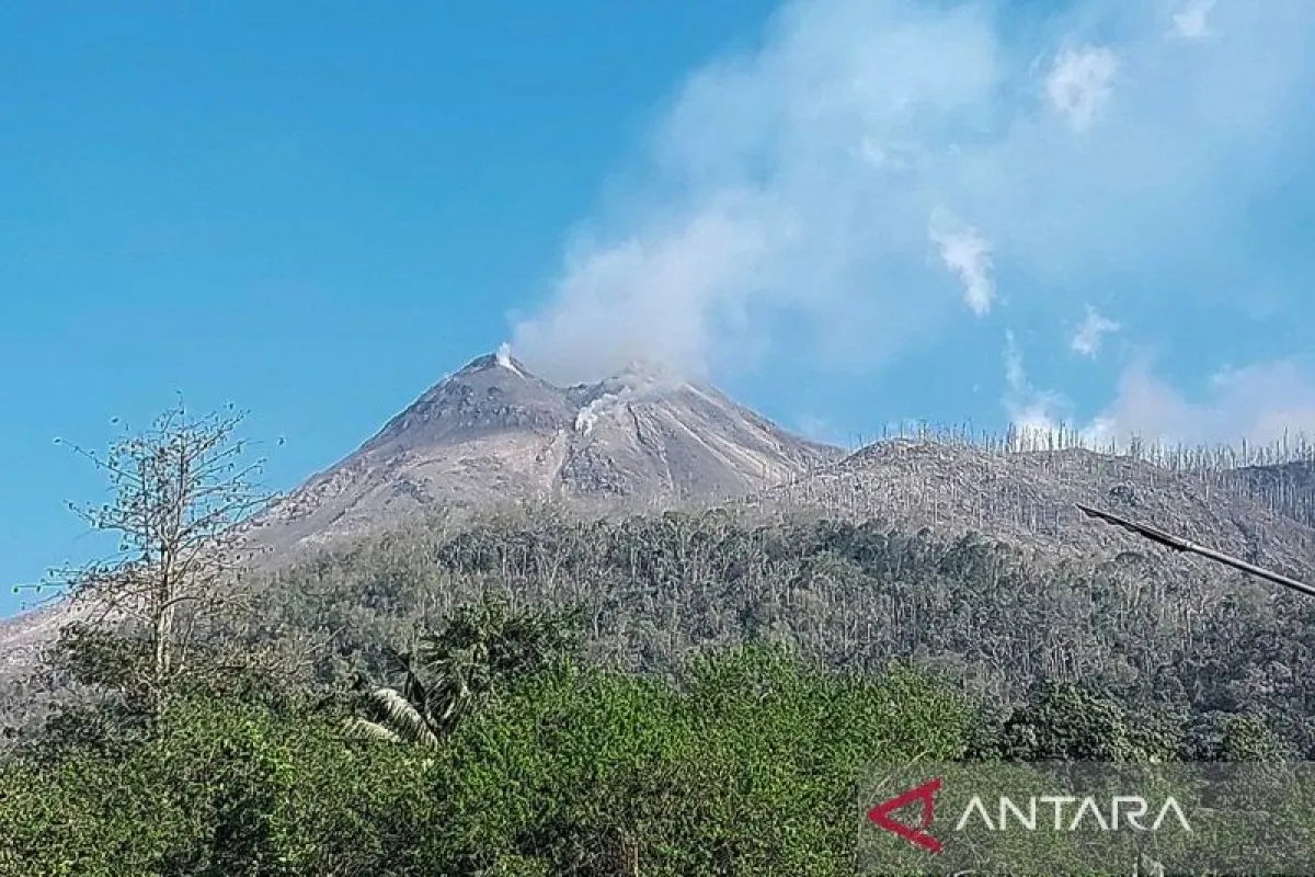 Gunung Lewotobi Kembali Erupsi, Lontarkan Abu Vulkanik dan Hujan Batu di Flores Timur