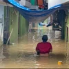 Ratusan rumah warga di Kebon Pala, Jakarta Timur terendam banjir akibat Kali Ciliwung meluap. (foto/ANTARA)