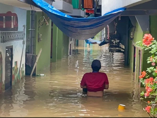 Ratusan rumah warga di Kebon Pala, Jakarta Timur terendam banjir akibat Kali Ciliwung meluap. (foto/ANTARA)