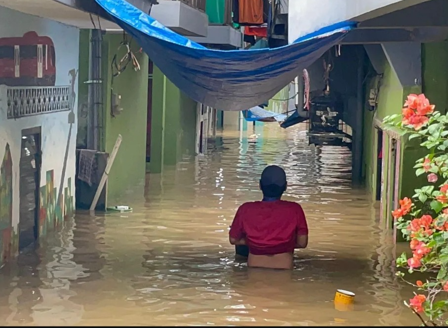 Ratusan rumah warga di Kebon Pala, Jakarta Timur terendam banjir akibat Kali Ciliwung meluap. (foto/ANTARA)