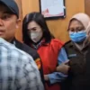 Ibu terdakwa Gregorius Ronald Tannur, Meirizka Widjaja (MW) (tengah) dibawa penyidik Kejagung usai ditetapkan sebagai tersangka dalam kasus suap hakim pemberi vonis bebas Ronald Tannur. (Foto: ANTARA)