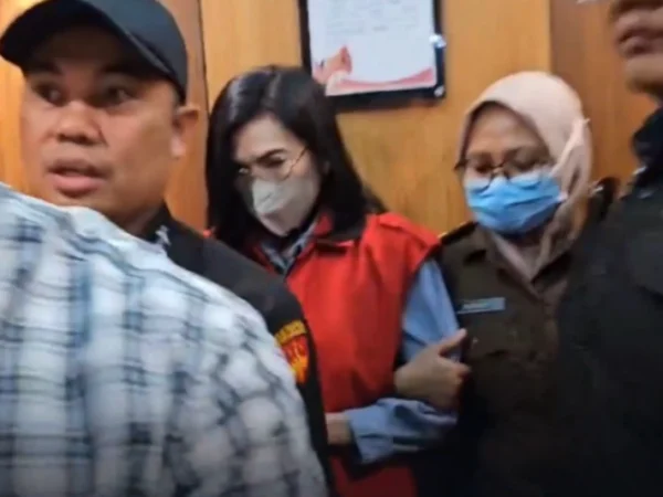 Ibu terdakwa Gregorius Ronald Tannur, Meirizka Widjaja (MW) (tengah) dibawa penyidik Kejagung usai ditetapkan sebagai tersangka dalam kasus suap hakim pemberi vonis bebas Ronald Tannur. (Foto: ANTARA)