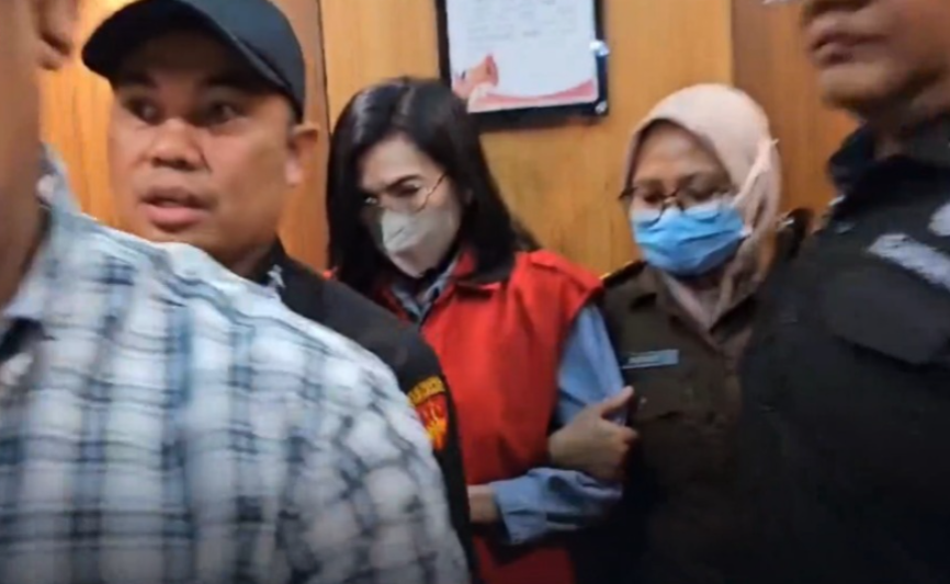 Ibu terdakwa Gregorius Ronald Tannur, Meirizka Widjaja (MW) (tengah) dibawa penyidik Kejagung usai ditetapkan sebagai tersangka dalam kasus suap hakim pemberi vonis bebas Ronald Tannur. (Foto: ANTARA)