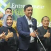 Menteri Usaha Mikro Kecil dan Menengah (UMKM) Maman Abdurrahman (tengah). (foto/ANTARA)