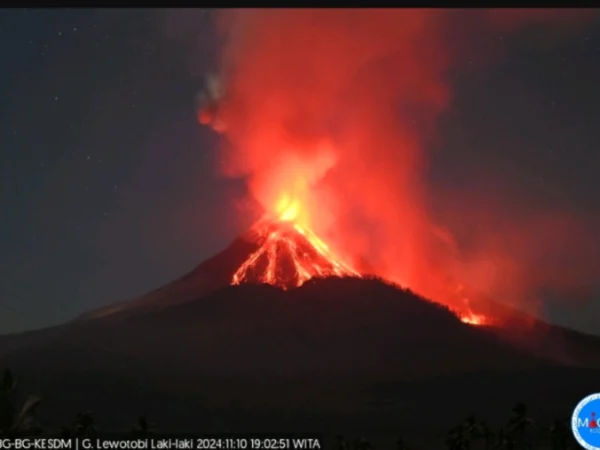 Lava pijar keluar dari kawah Gunung Lewotobi Laki-laki, Kabupaten Flores Timur, Nusa Tenggara Timur, Minggu (10/11/2024). (Magma.esdm.go.id)