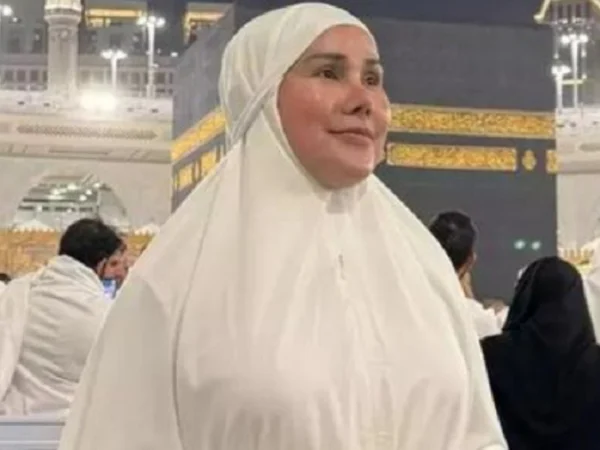 Viral Isa Zega Umrah Pakai Hijab! Siapa Sebenarnya Dia?