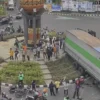 Truk kontainer yang terlibat kecelakaan beruntun di Cipondoh, Tangerang, dikerumuni warga usai sopirnya mencoba kabur.