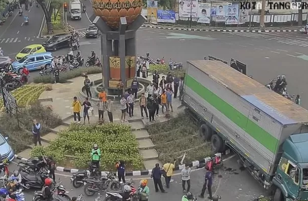 Truk kontainer yang terlibat kecelakaan beruntun di Cipondoh, Tangerang, dikerumuni warga usai sopirnya mencoba kabur.