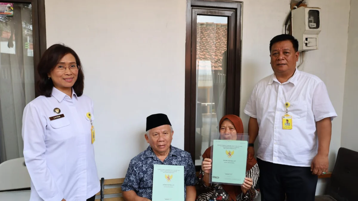 Kantor Pertanahan Kota Bandung Serahkan Sertipikat Hak Milik kepada Warga Lansia yang Sakit