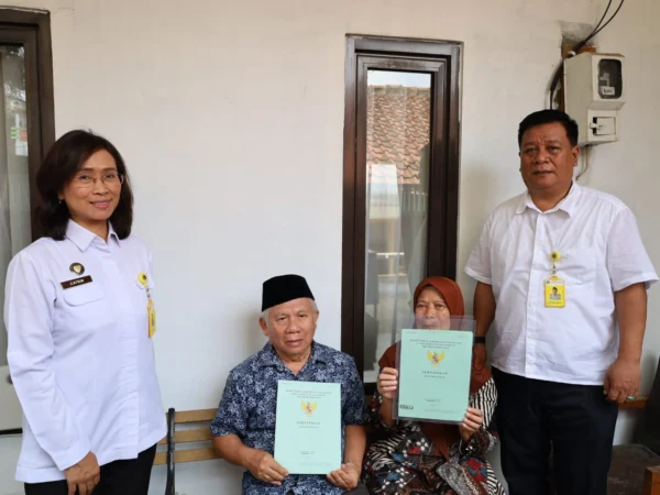 Kantor Pertanahan Kota Bandung Serahkan Sertipikat Hak Milik kepada Warga Lansia yang Sakit