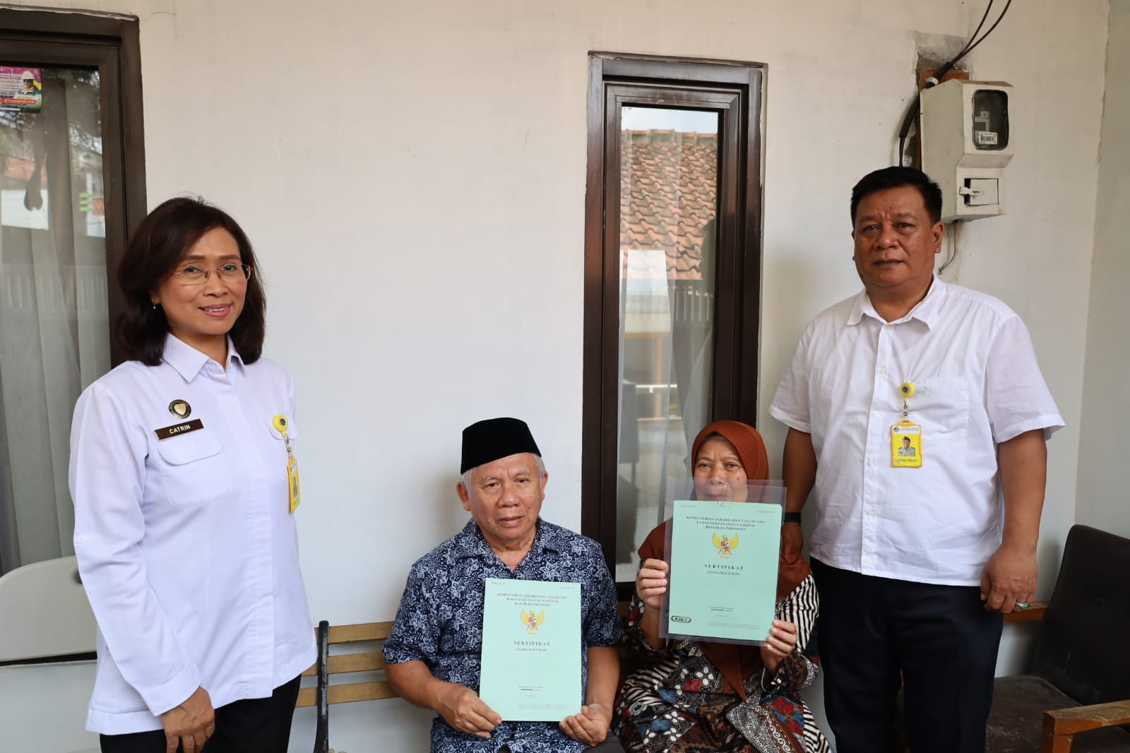 Kantor Pertanahan Kota Bandung Serahkan Sertipikat Hak Milik kepada Warga Lansia yang Sakit