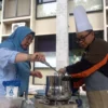 MENGGUGAH SELERA: Acuviarta Kartabi tengah menyajikan hidangan istimewa dengan sentuhan khas Belitung pada Padjadjran Cook Culinary War, Kampus Unpad, Kabupaten Sumedang, Sabtu 9 Desember 2024. (Erwin Mintara D. Yasa/Jabar Ekspres)