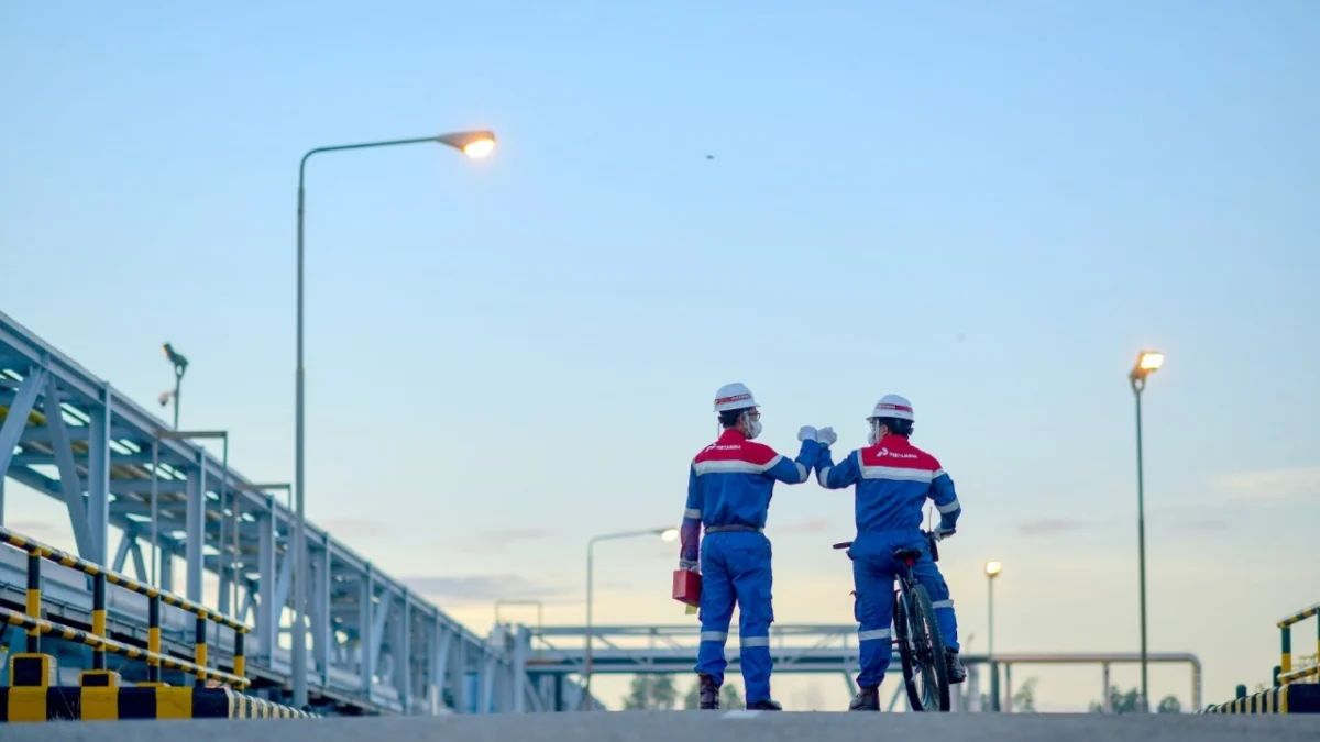 Dua Perwira PT Pertamina Hulu Rokan (PHR) tengah melakukan peninjauan di salah satu lapangan minyak.