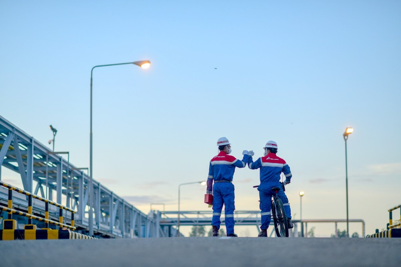 Dua Perwira PT Pertamina Hulu Rokan (PHR) tengah melakukan peninjauan di salah satu lapangan minyak.