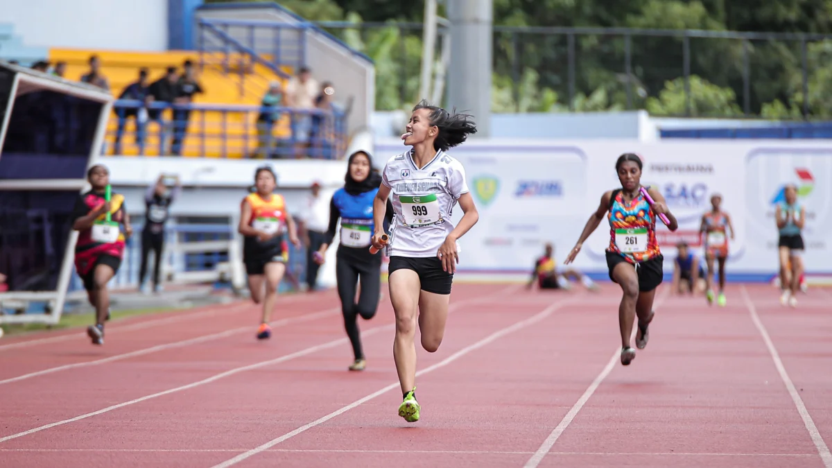 Aksi pelari terakhir dari SMAN 27 menoleh ke temannya di bangku penonton di babak final Pertamina SAC Indonesia 2024-2025 West Java Qualifiers