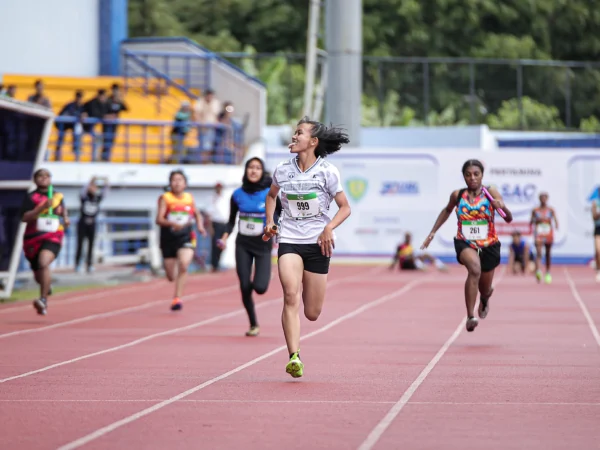 Aksi pelari terakhir dari SMAN 27 menoleh ke temannya di bangku penonton di babak final Pertamina SAC Indonesia 2024-2025 West Java Qualifiers