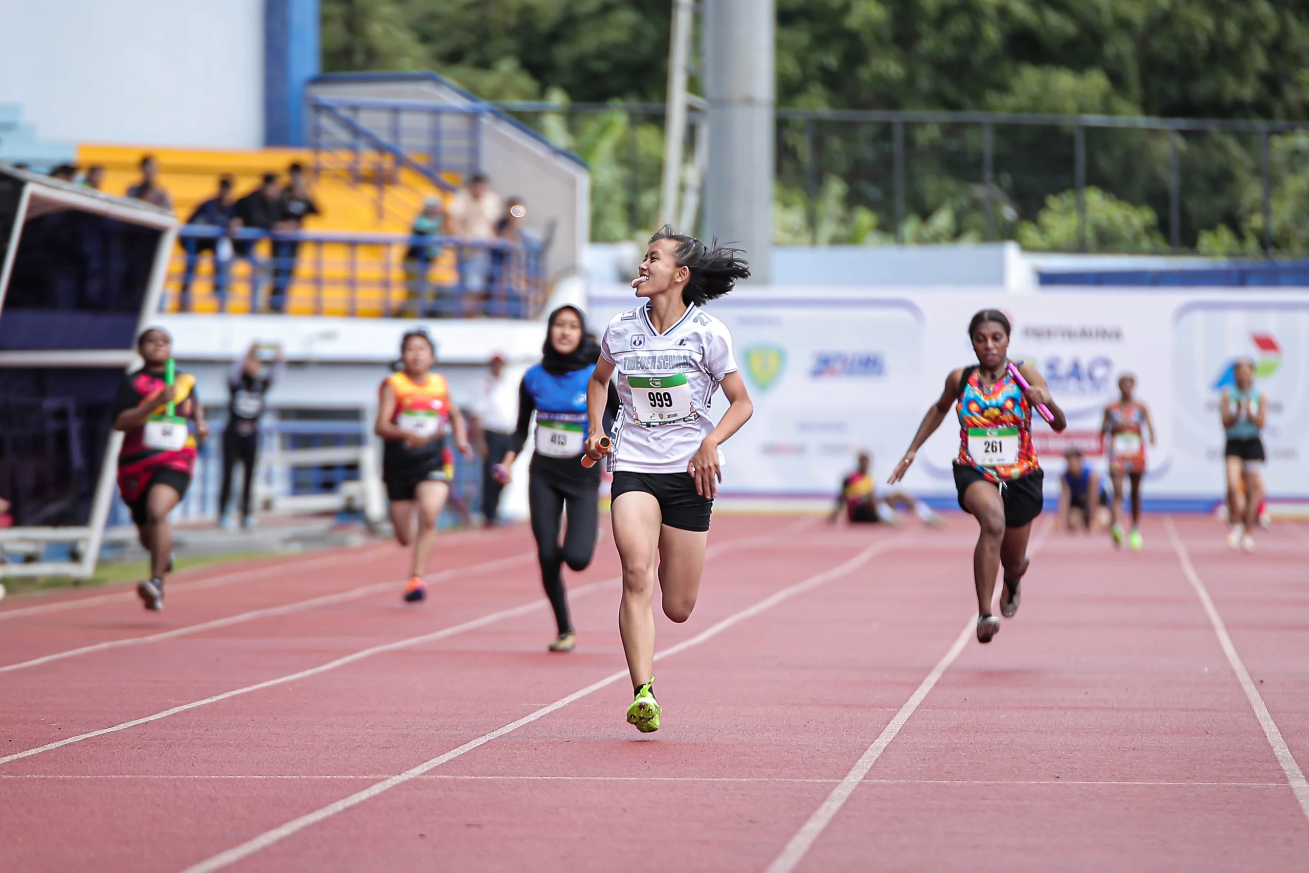 Aksi pelari terakhir dari SMAN 27 menoleh ke temannya di bangku penonton di babak final Pertamina SAC Indonesia 2024-2025 West Java Qualifiers