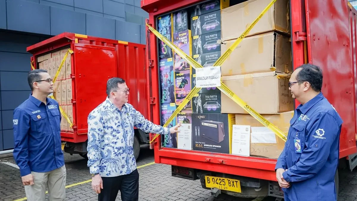 Inspektur Jenderal Kementerian Perindustrian Mohammad Rum (tengah) bersama Kepala Badan Standardisasi Kebijakan Jasa Industri (BDKJI) Kemenperin Andi Rizaldi tengah mengamati produk-produk tanpa SPPT-SNI. (Foto/ANTARA)