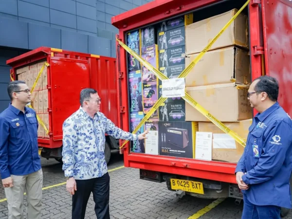 Inspektur Jenderal Kementerian Perindustrian Mohammad Rum (tengah) bersama Kepala Badan Standardisasi Kebijakan Jasa Industri (BDKJI) Kemenperin Andi Rizaldi tengah mengamati produk-produk tanpa SPPT-SNI. (Foto/ANTARA)