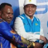 General Manager PT. PLN (Persero) Unit Induk Wilayah Papua dan Papua Barat, Rizky Mochamad bersama Asisten II Setda Kabupaten Jayawijaya Lekius Yikwa saat meresmikan SPKLU di Wamena, Kabupatem Jayawijaya, Papua Pegunungan, Sabtu (7/12). (ANTARA/HO- PLN Papua)