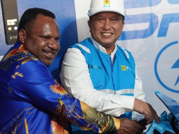 General Manager PT. PLN (Persero) Unit Induk Wilayah Papua dan Papua Barat, Rizky Mochamad bersama Asisten II Setda Kabupaten Jayawijaya Lekius Yikwa saat meresmikan SPKLU di Wamena, Kabupatem Jayawijaya, Papua Pegunungan, Sabtu (7/12). (ANTARA/HO- PLN Papua)