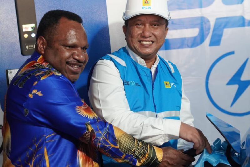 General Manager PT. PLN (Persero) Unit Induk Wilayah Papua dan Papua Barat, Rizky Mochamad bersama Asisten II Setda Kabupaten Jayawijaya Lekius Yikwa saat meresmikan SPKLU di Wamena, Kabupatem Jayawijaya, Papua Pegunungan, Sabtu (7/12). (ANTARA/HO- PLN Papua)