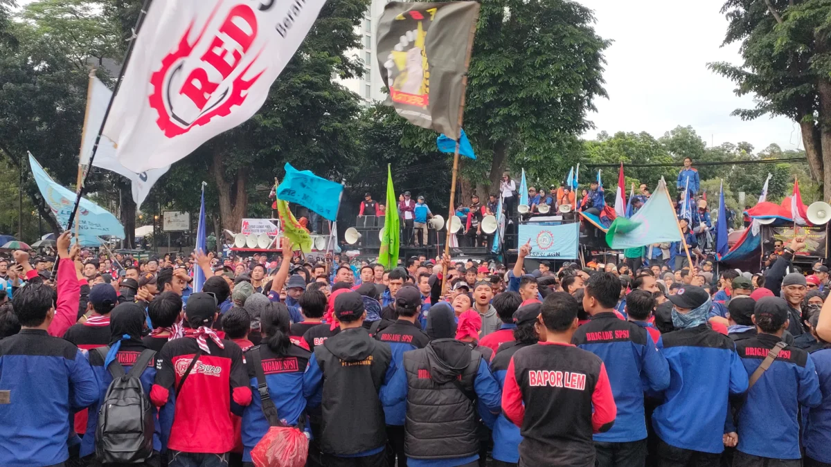 Dok. Aksi buruh saat kawal penetapan UMK dan UMSK 2025 di Gedung Sate Bandung. Foto. Sandi Nugraha.