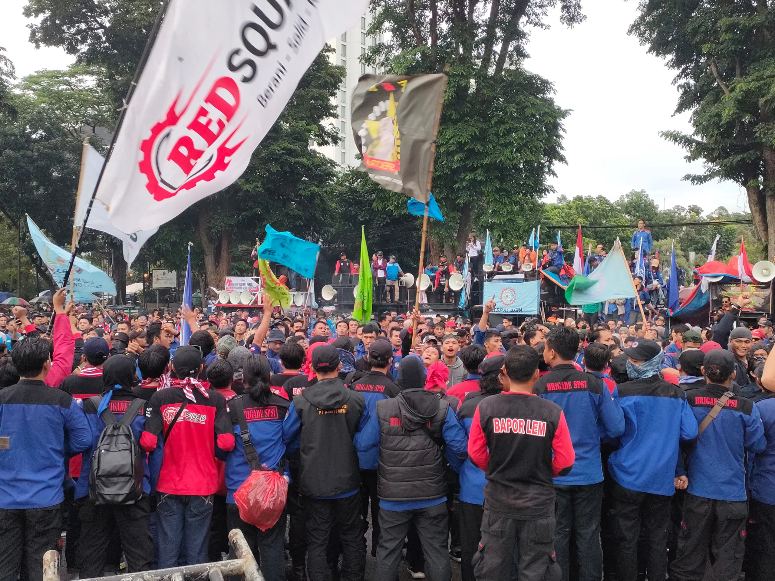 Dok. Aksi buruh saat kawal penetapan UMK dan UMSK 2025 di Gedung Sate Bandung. Foto. Sandi Nugraha.