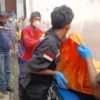 Proses evakuasi keluarga yang bunuh diri diduga karena pinjol (ist)