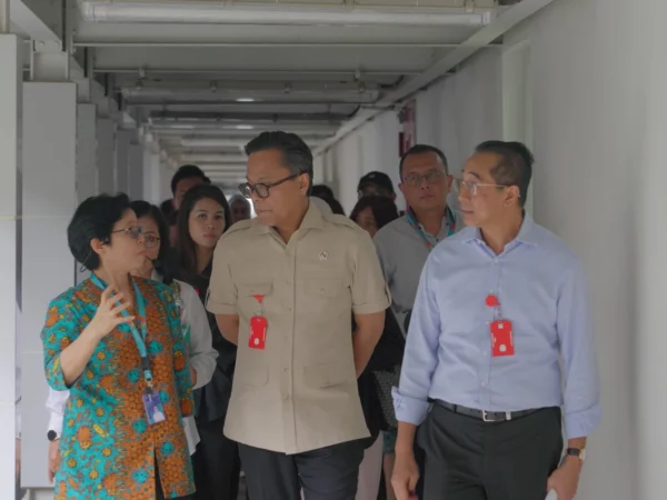 Wamen BUMN RI, Dony Oskaria (tengah) didampingi oleh Direktur Utama Bio Farma, Shadiq Akasya pada sesi kunjungan fasilitas produksi