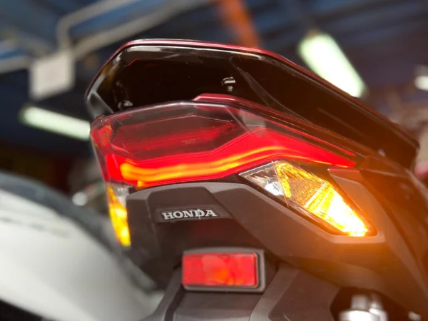 Tampilan lampu hazard di dalah satu jenis motor Honda