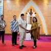 Menteri Nusron saat menyerahkan Sertipikat Hak Milik (SHM) kepada Gereja Kristen Pasundan (GKP).