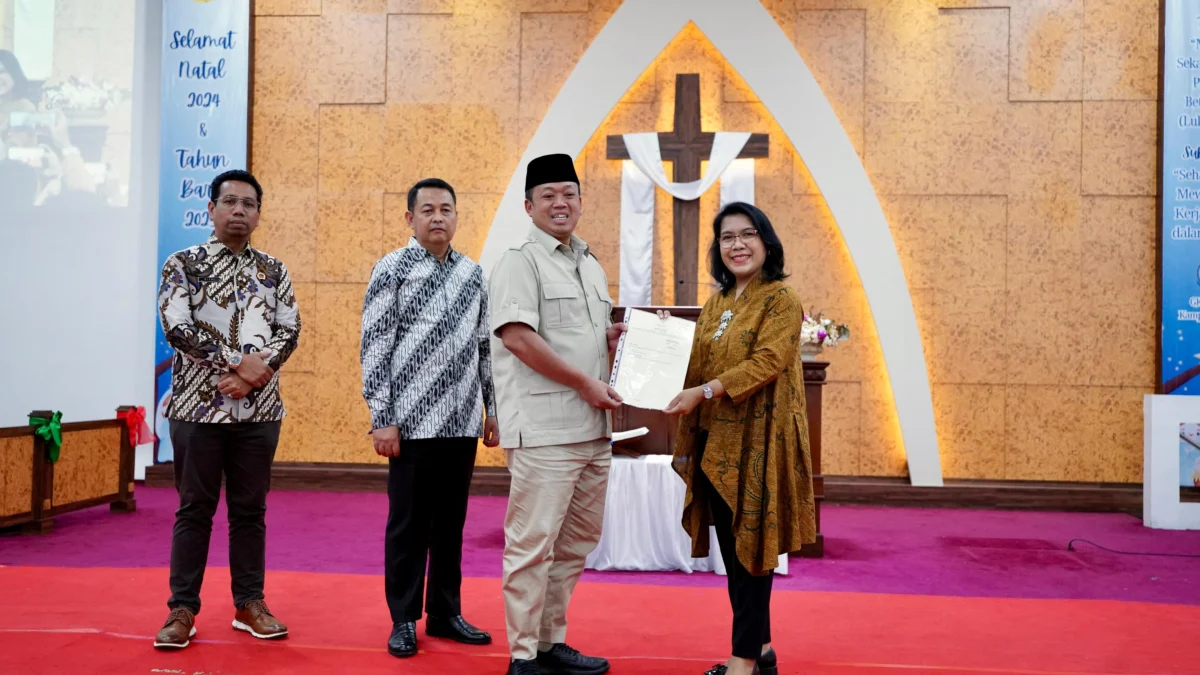 Menteri Nusron saat menyerahkan Sertipikat Hak Milik (SHM) kepada Gereja Kristen Pasundan (GKP).