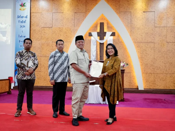 Menteri Nusron saat menyerahkan Sertipikat Hak Milik (SHM) kepada Gereja Kristen Pasundan (GKP).