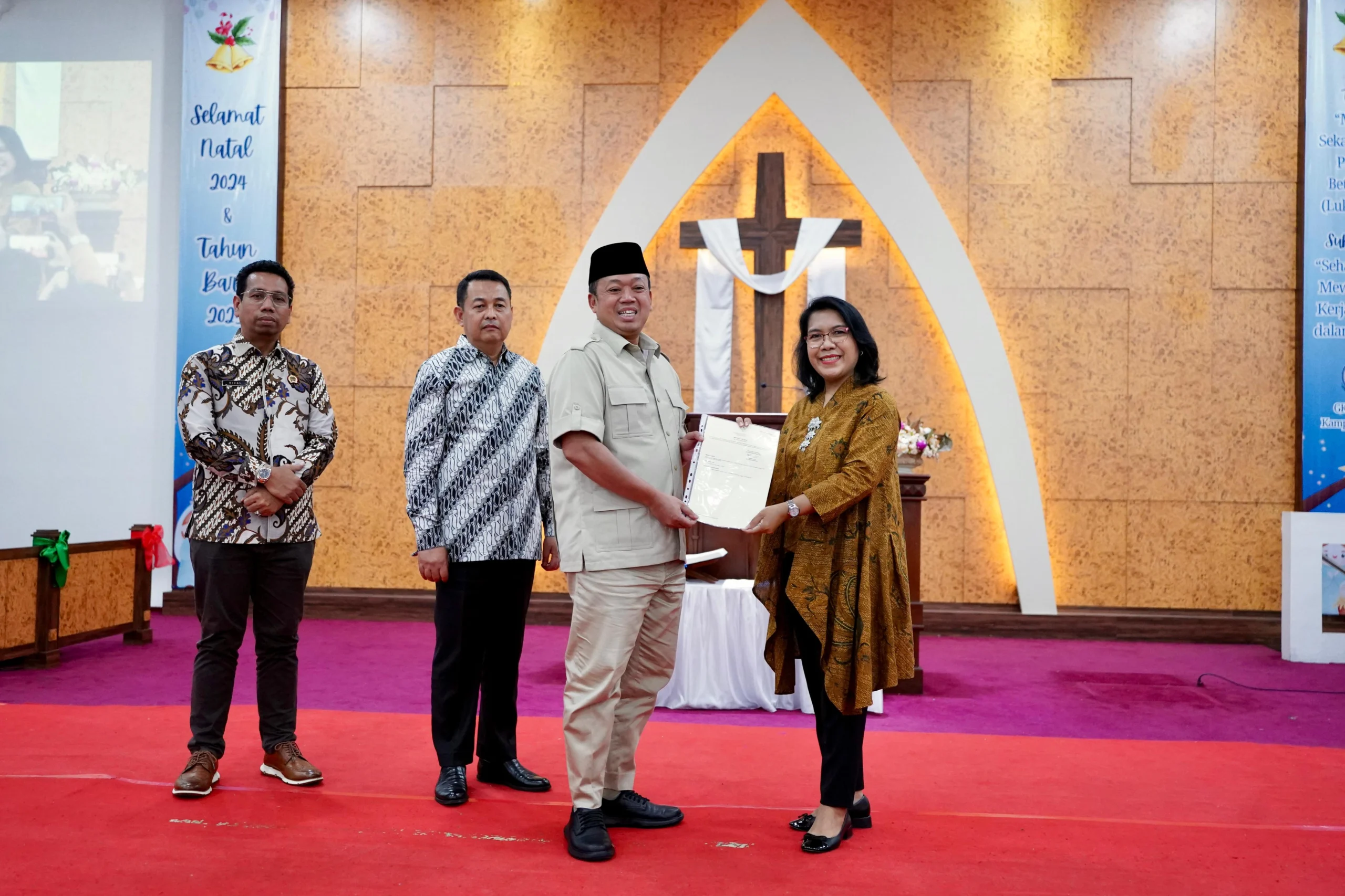 Menteri Nusron saat menyerahkan Sertipikat Hak Milik (SHM) kepada Gereja Kristen Pasundan (GKP).