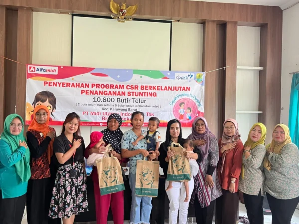 Penyerahan paket gizi tahap tiga dari ALFAMIDI cabang Bekasi kepada 30 anak di bawah dua tahun (baduta) di Kecamatan Karawang Barat, Karawang, Jumat (27/12/2024). (ist)