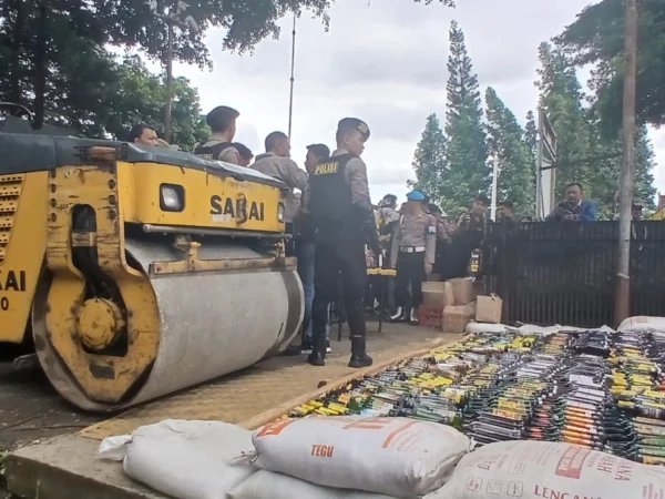 Pemusnahan Ribuan Botol Miras Ilegal oleh Polres Cimahi yang dihadiri pula oleh Forkopimda Cimahi dan Kabupaten Bandung Barat (mong)