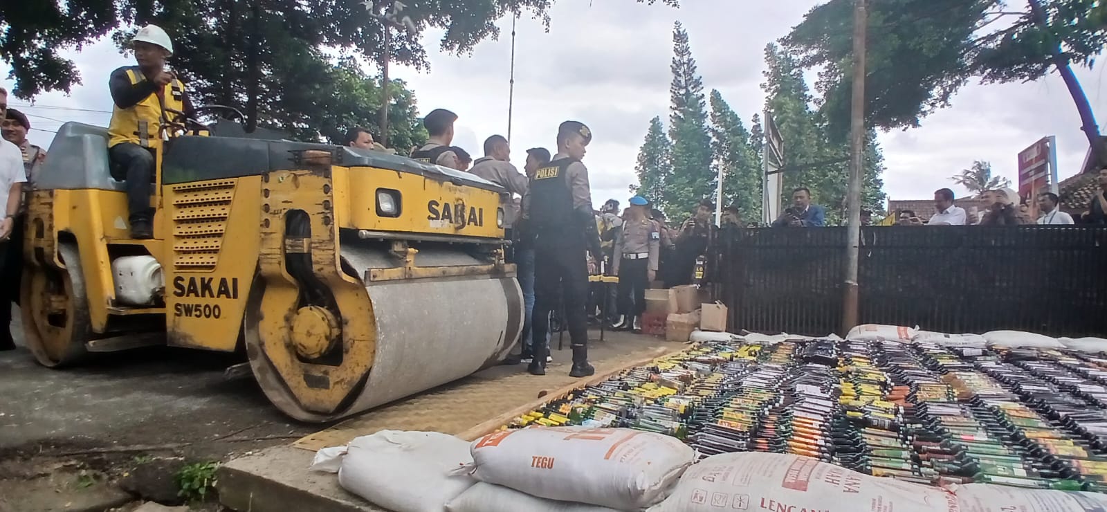 Pemusnahan Ribuan Botol Miras Ilegal oleh Polres Cimahi yang dihadiri pula oleh Forkopimda Cimahi dan Kabupaten Bandung Barat (mong)