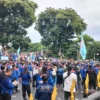 Dok. Aksi buruh di depan gedung sate Bandung. Rabu (18/12). Foto. Sandi Nugraha.