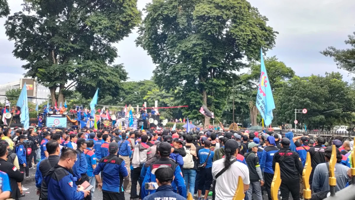 Dok. Aksi buruh di depan gedung sate Bandung. Rabu (18/12). Foto. Sandi Nugraha.