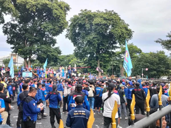 Dok. Aksi buruh di depan gedung sate Bandung. Rabu (18/12). Foto. Sandi Nugraha.