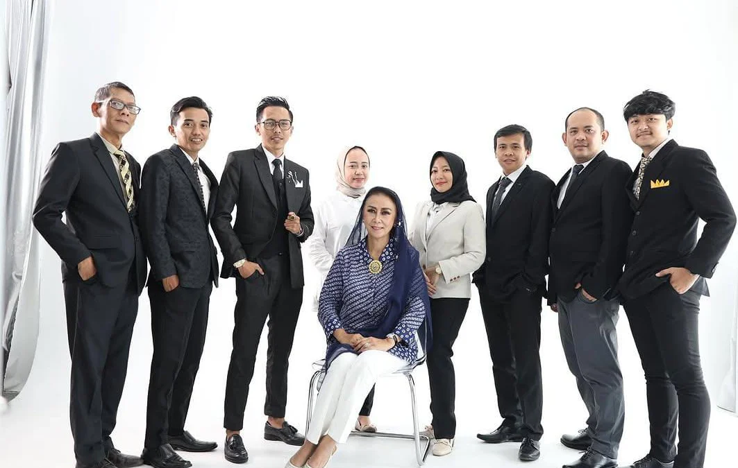 Dr. Yenti Garnasih bersama jajaran Kuasa Hukum dari Sembilan Bintang & Partners. (Yudha Prananda / Istimewa)