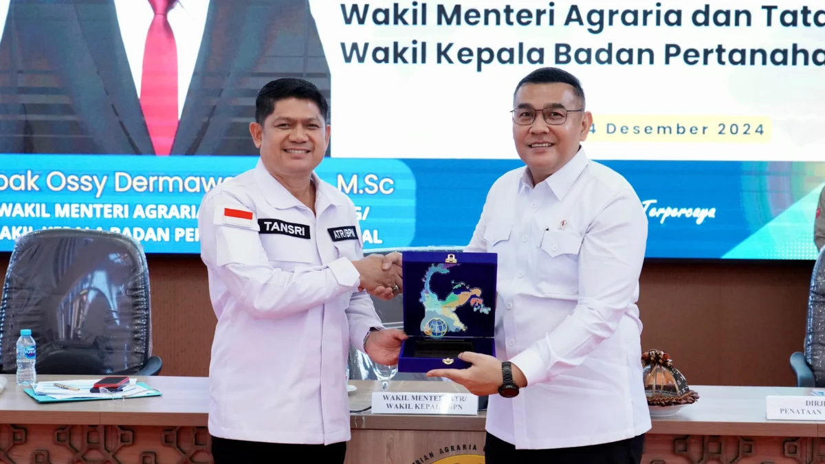 Wakil Menteri Agraria dan Tata Ruang/Wakil Kepala Badan Pertanahan Nasional (Wamen ATR/Waka BPN), Ossy Dermawan saat berkunjung ke Kantor Wilayah (Kanwil) BPN Provinsi Sulawesi Tengah (Sulteng), Kota Palu pada Rabu (04/12/2024).