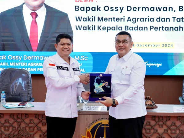 Wakil Menteri Agraria dan Tata Ruang/Wakil Kepala Badan Pertanahan Nasional (Wamen ATR/Waka BPN), Ossy Dermawan saat berkunjung ke Kantor Wilayah (Kanwil) BPN Provinsi Sulawesi Tengah (Sulteng), Kota Palu pada Rabu (04/12/2024).